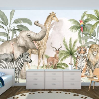 Pokój dziecka. Na pierwszym planie łózko, komoda i krzesełko. W tyle na ścianie akwarelowa fototapeta przedstawiająca zwierzęta safari. siedząca parę lewi tygrys oraz stojące słoń, żyrafa antylopa. Całość przytulna w jasnych barwach.