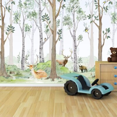 Fototapeta dziecięca przedstawiającą akwarelowy las brzozowy z różnymi zwierzętami, takimi jak jelenie, niedźwiedź, borsuk i ptaki. W pokoju znajduje się drewniana komoda, niebieski samochodzik i drewniana podłoga.