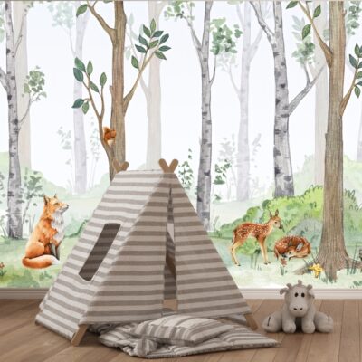 Pokój dziecięcy z bajkowym leśnym motywem. Ścianę zdobi urocza fototapeta przedstawiająca pastelowy las z wysokimi drzewami oraz leśnymi zwierzętami – jeleniem, lisem, zającem, wiewiórką, niedźwiedziem i różnymi ptakami. Wnętrze jest urządzone w naturalnych, stonowanych kolorach. Na podłodze stoi mały namiot tipi w beżowe paski oraz pluszowa zabawka w kształcie zwierzątka. Drewniana podłoga i delikatne barwy tworzą spokojną, przytulną atmosferę, idealną do zabawy i odpoczynku.”