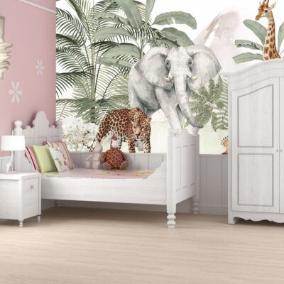 Na scienie w pokoju dziecięcym fototapeta akwarelowa z motywem safari. Na pierwszym planie biała szafa po lewej stronie łózko i stolik nocny.