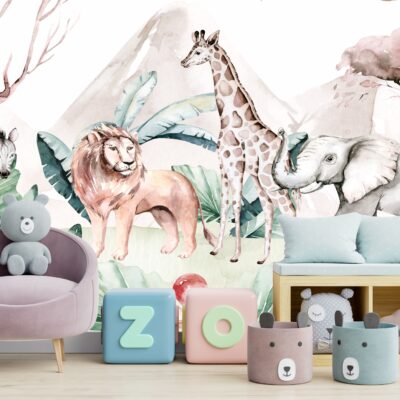 Akwarelowa fototapeta na ścianie w pokoju dziecka przedstawiająca żyrafę słonia i lwa na tle zielonej roślinności. Na pierwszym planie różowy fotel i kolorowe poduchy.