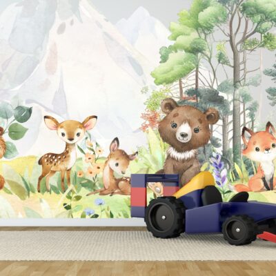 Fototapeta dla dzieci małe zwierzątka leśne na tle góry