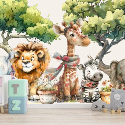 Ilustracja w stylu bajkowym przedstawiająca urocze, uśmiechnięte zwierzęta safari: nosorożca, lwa, żyrafę, zebrę i słonia, siedzące pod drzewami. Zwierzątka mają na sobie kolorowe szaliki i otoczone są doniczkami z kwiatami. Całość utrzymana w ciepłej, pastelowej kolorystyce – idealna do pokoju dziecięcego.